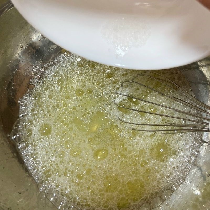 Bước 2 Đánh bông lòng trắng trứng Bánh cupcake