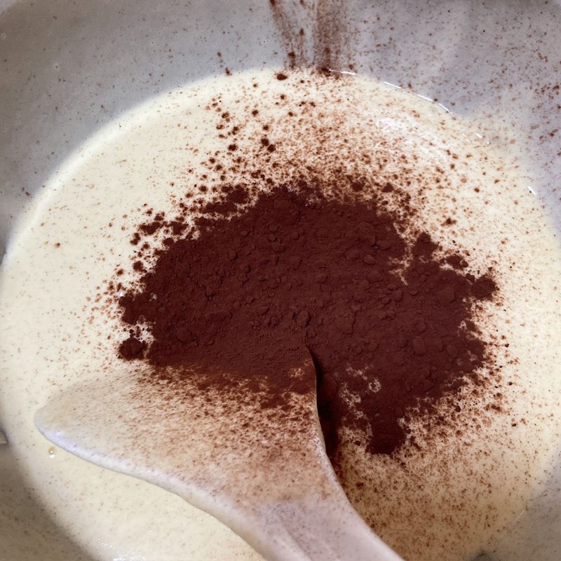 Bước 3 Đánh hỗn hợp bột trứng Bánh cupcake cacao