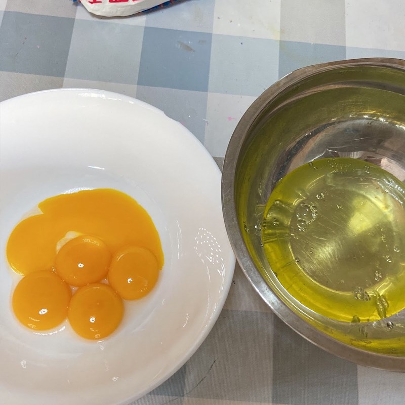 Bước 2 Đánh hỗn hợp lòng đỏ trứng Bánh cupcake củ dền