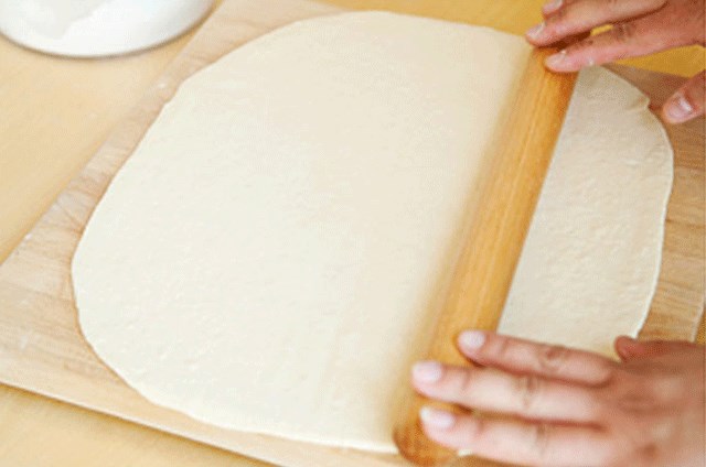 Cách làm bánh pizza cuộn thơm ngon cực lạ - Hình 3