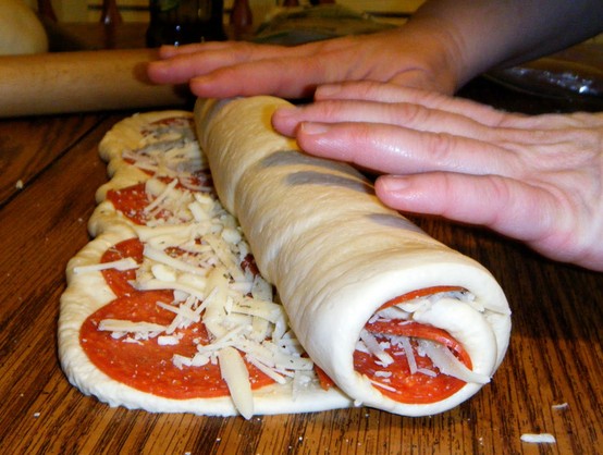 Cách làm bánh pizza cuộn thơm ngon cực lạ - Hình 4