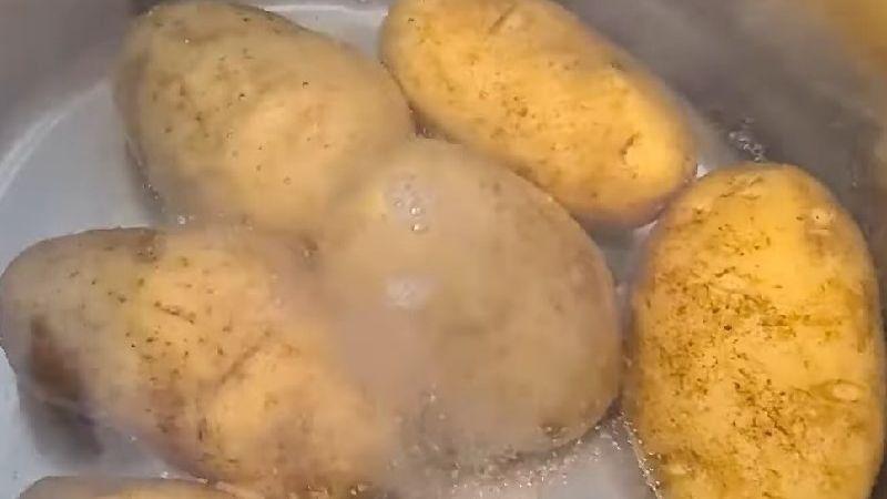 Sơ chế và luộc khoai tây