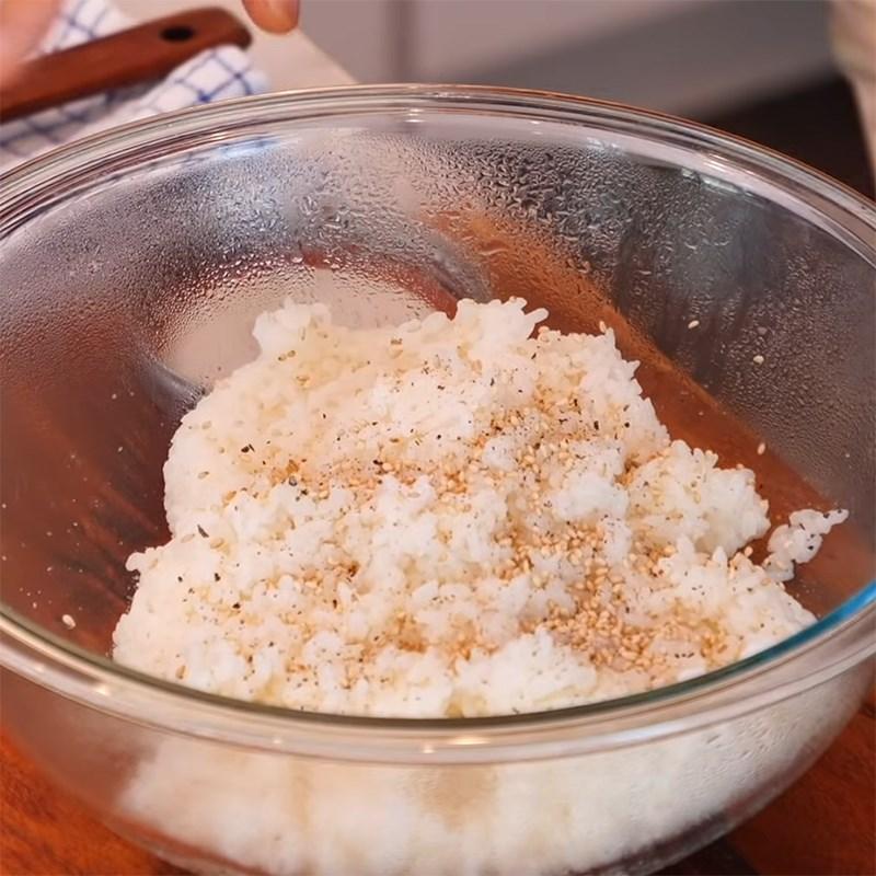 Bước 4 Trộn cơm Kimbap trứng chiên thập cẩm