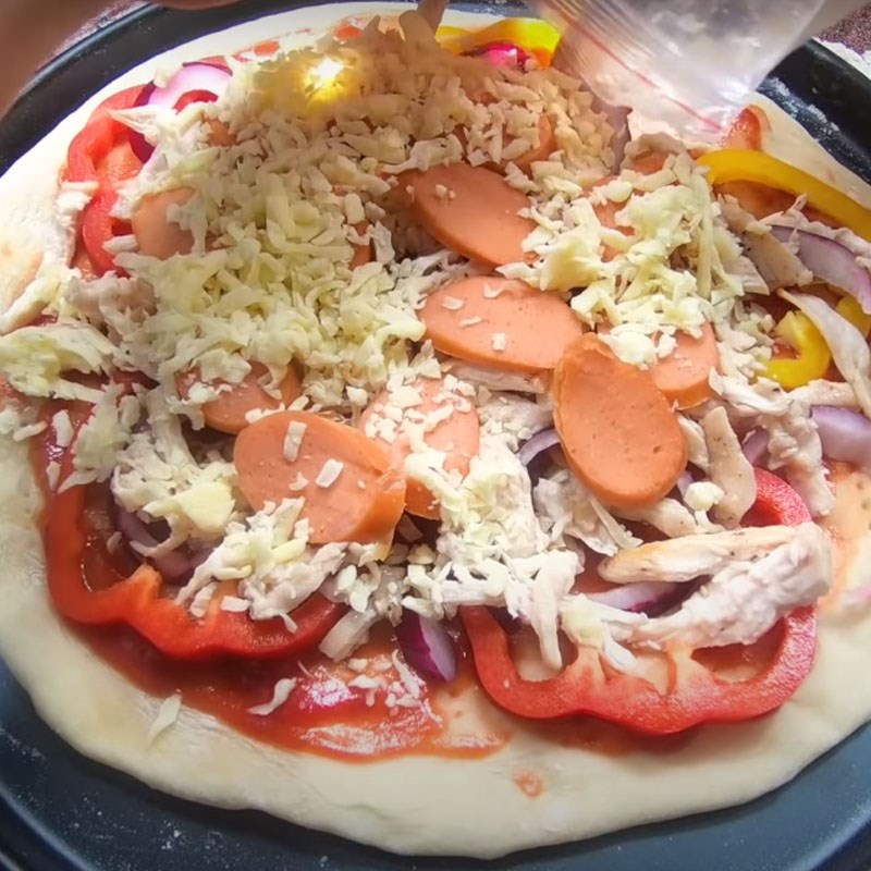 Bước 4 Cho nhân lên đế bánh Pizza gà phô mai