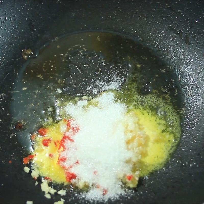 Bước 2 Xào bơ với tỏi ớt Lạc rang bơ tỏi