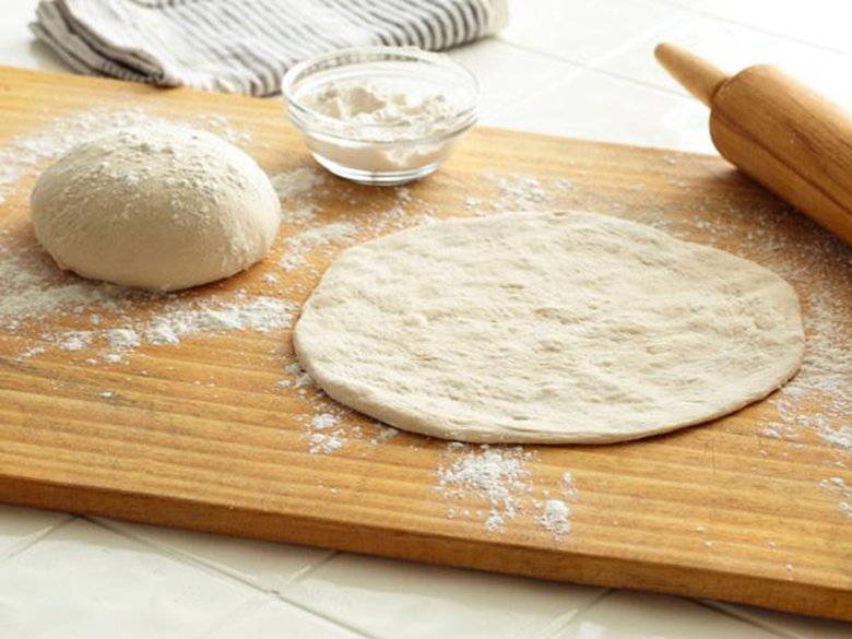 Cách nướng pizza bằng nồi chiên không dầu khi làm bánh đế