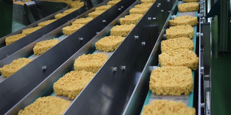 Tại các nhà máy dùng quy trình chiên mì hiện đại như Acecook Việt Nam, khi chiên mì dầu sẽ được làm nóng gián tiếp bằng hơi nước. 