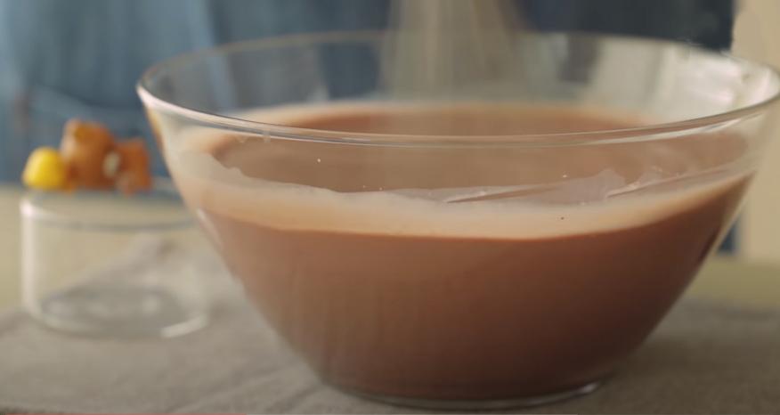 Bước 2 Trộn hỗn hợp cacao với sữa Mousse socola không cần gelatin