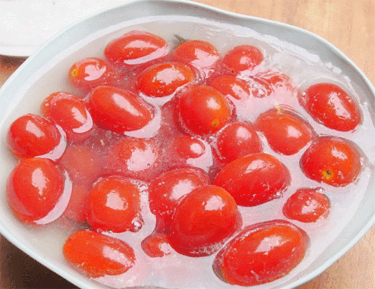 Bước 2 Ngâm cà chua với nước vôi Mứt cà chua bi