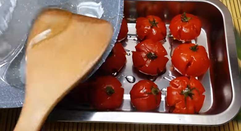 Cách làm mứt cà chua truyền thống: Rưới nước đường