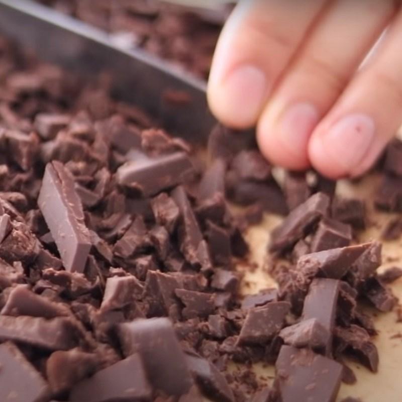 Bước 1 Cắt nguyên liệu Nama chocolate caramel