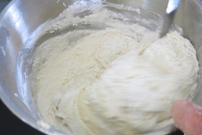 trộn đều hỗn hợp bột làm bánh bao