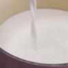 Đổ sữa vào nồi đáy dày, đun nóng sữa trên lửa nhỏ đến chừng 70 độ chứ không đun sôi. Thêm kẹo dẻo marshmallow vào nấu cho đến khi hoàn toàn tan chảy.