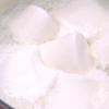 Đổ sữa nhập vào trong nồi lòng dày, đun rét mướt sữa bên trên lửa nhỏ cho đến chừng 70 chừng chứ không hề hề hâm sôi. Thêm kẹo mượt marshmallow vô nấu nướng nướng cho đến Khi hoàn toàn vẹn tan chảy.