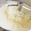 Làm nóng lò nướng ở 180 độ C. Để bắt đầu, cho bơ lạt ở nhiệt độ phòng vào máy trộn đứng và đánh cho tơi mềm. Trút đường vào đánh cùng bơ ở tốc độ trung bình trong khoảng 5 phút cho đến khi hòa trộn đều, mịn và chuyển màu vàng ngà là được. Thêm từng quả trứng vào đánh cũng bơ, đường.