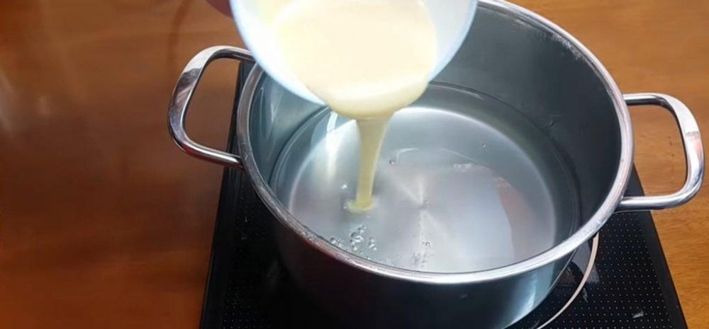 Cho sữa đặc vào hỗn hợp rau câu 