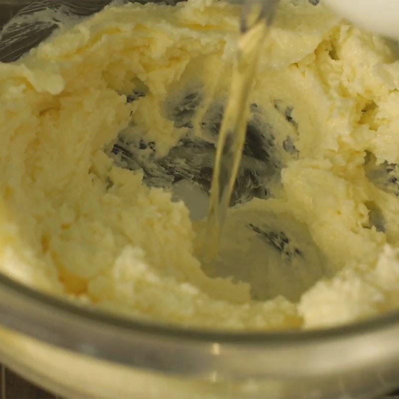 Bước 1 Đánh trộn láo lếu thích hợp bơ bánh hạnh nhân