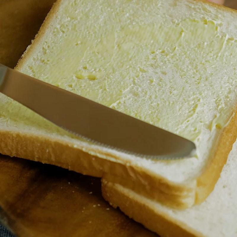 Bước 1 Phết bơ Sandwich phô mai nướng truyền thống