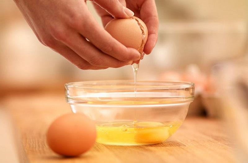Tạo hỗn hợp trứng muối và tiêu xay