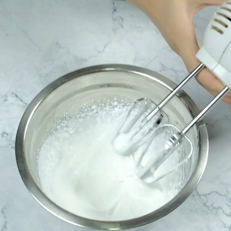 Bước 1 Đánh bông whipping cream Bánh trung thu rau câu nhân tiramisu
