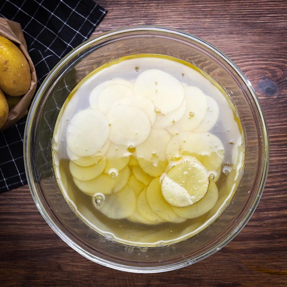 Bước 1 Sơ chế nguyên liệu Snack khoai tây trứng muối