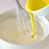 Làm sốt bơ cho bánh tráng bơ tỏi: Cho bơ vào chén nhỏ và đun cách thủy để bơ chảy ra. Trong một cái tô lớn, đánh lòng đỏ trứng với 10gr đường đến khi chuyển sang màu vàng nhạt, tiếp theo cho phô mai vào tán nhuyễn, trộn đều hỗn hợp. Rây từ từ bột bắp vào tô, cho tiếp bơ đã đun chảy và khuấy đều cho các nguyên liệu hòa quyện.