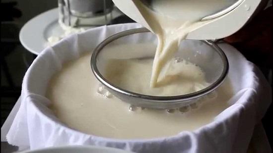 Đun sữa đậu nành cùng các nguyên liệu sau đó lược qua rây
