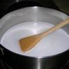Đun nóng nóng 400ml nước lọc, rắc từ từ 1 muỗng cà phê bột rau câu vào khuấy đều cho tan. Sau đó thêm vào 110g đường, 100ml nước cốt dừa, khuấy đều. Lấy ra 1 nửa trộn với 40ml nước lá dứa.