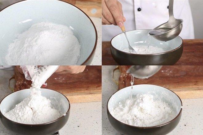 trộn bột gạo ngọt với nước 