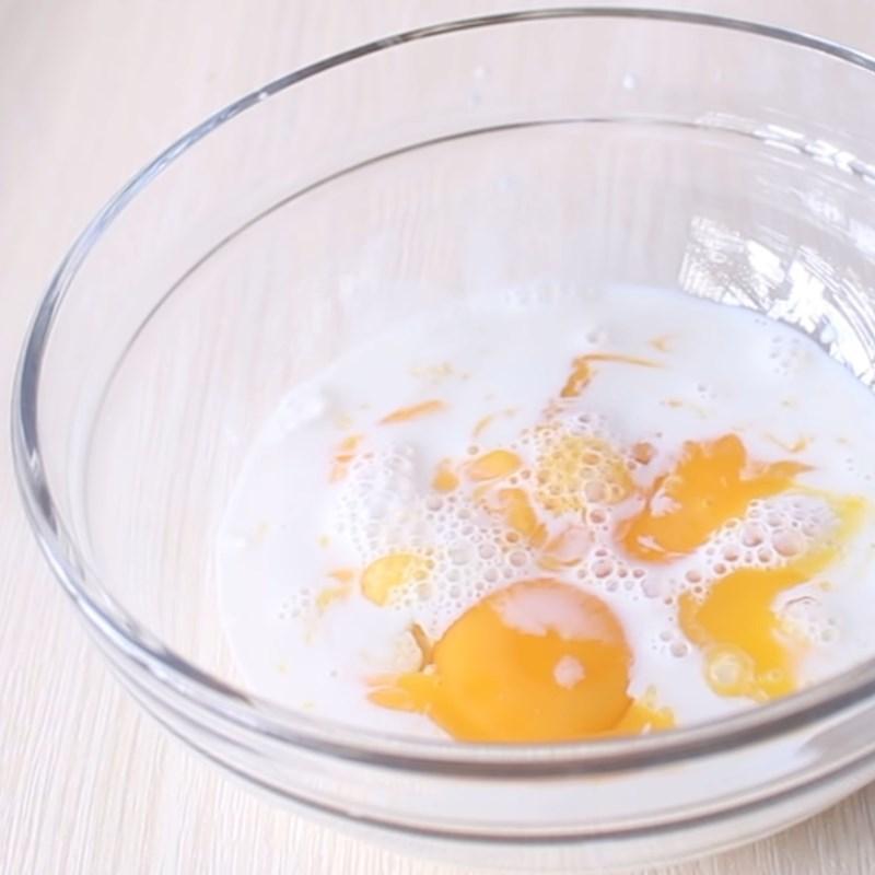 Bước 1 Trộn lếu láo ăn ý lòng đỏ chót trứng Bánh bông lan gato kể từ bột gạo