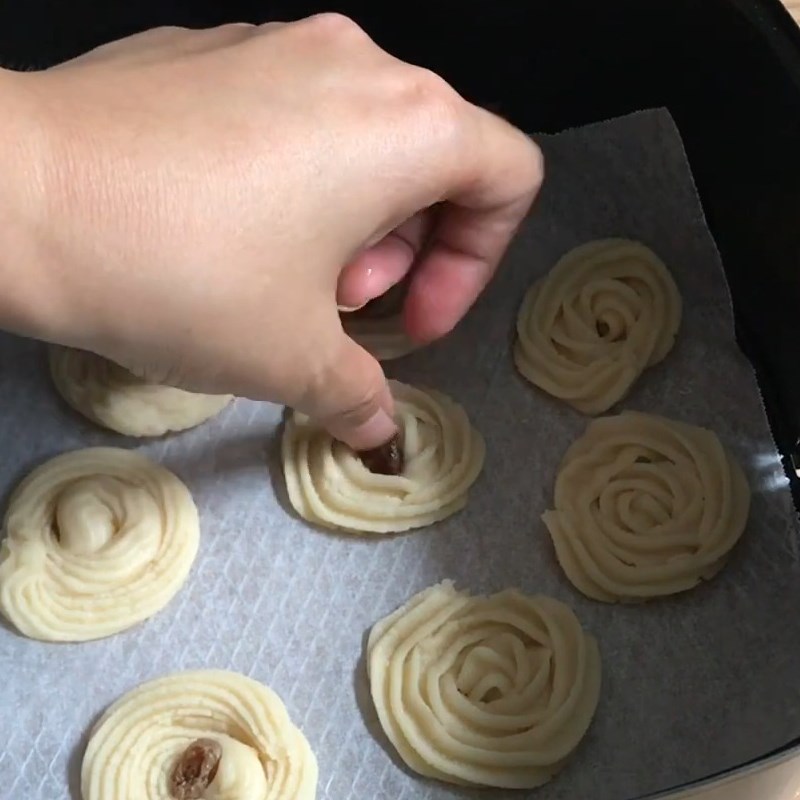 Bước 3 Tạo hình bánh bánh quy Danisa bằng nồi chiên không dầu