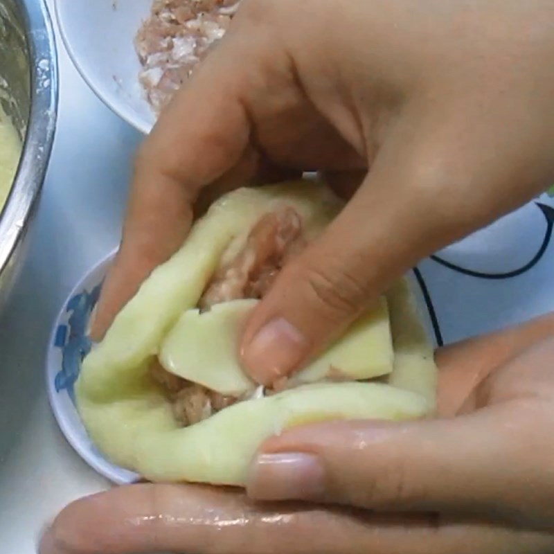 Bước 3 Tạo hình bánh khoai tây Bánh khoai tây nhân thịt