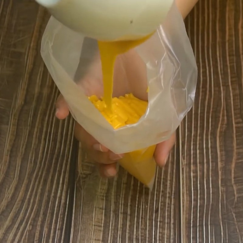Bước 2 Làm nhân trứng muối chảy Bánh trung thu kim sa trứng muối bằng nồi chiên không dầu