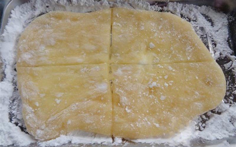 Để chia bột làm bánh, chờ khoảng 5 - 10 phút cho bột nguội hẳn, rồi lấy dao chia bột thành 6 - 8 phần bằng nhau.
