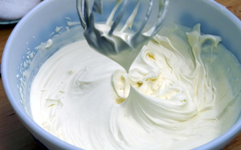 Đánh tan kem phô mai với đường rồi cho kem tươi vào đánh bông mịn. 