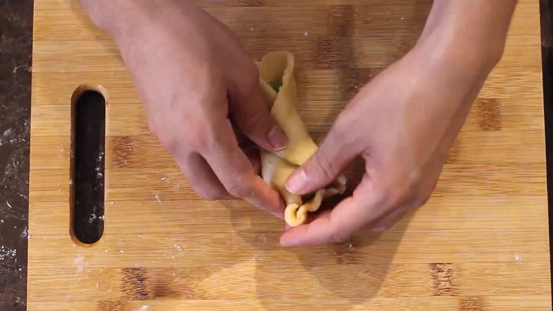 Vo tròn bột để chuẩn bị tạo hình bánh Trung thu hình con cá