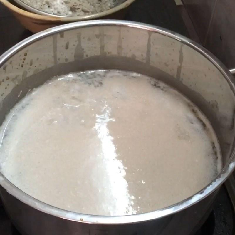 Bước 3 Nấu nước dùng Bánh canh cua đồng nước cốt dừa