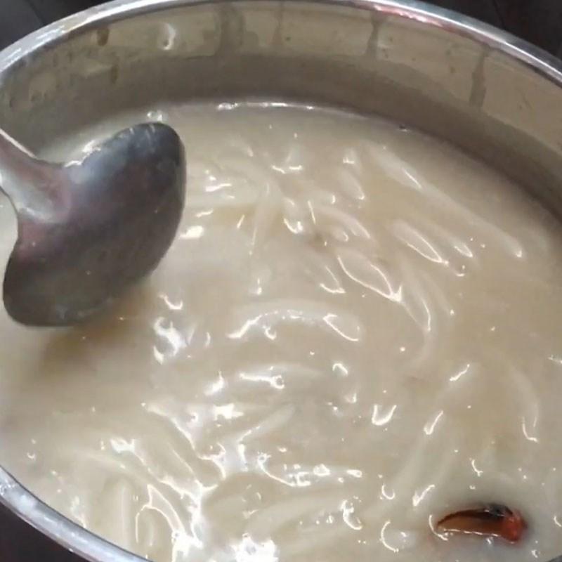 Bước 3 Nấu nước sử dụng Bánh canh cua đồng nước cốt dừa