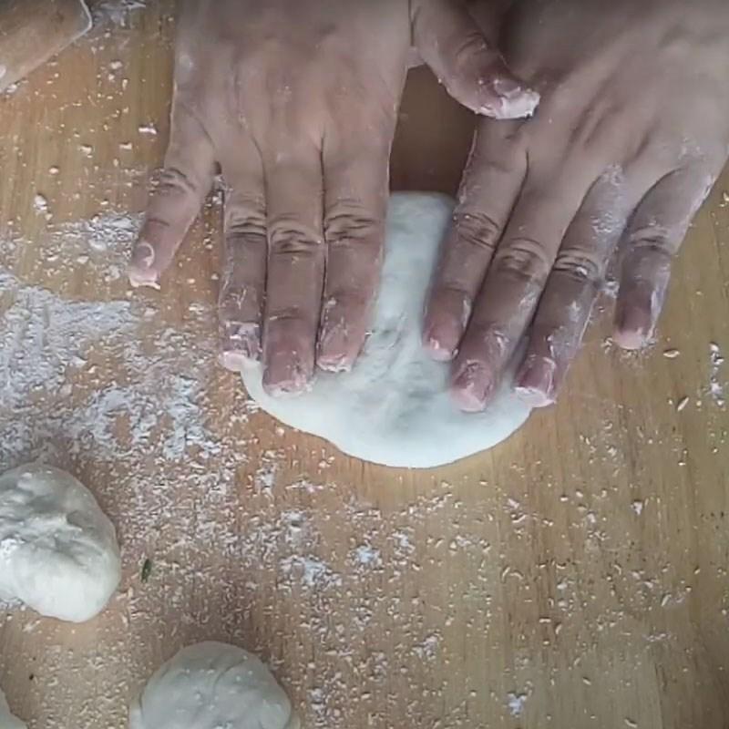 Bước 5 Tạo hình bánh Bánh bột mì chiên nhân thịt heo