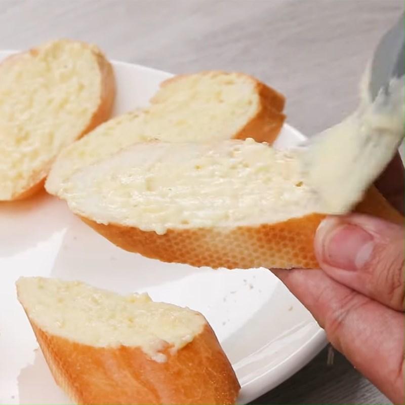Bước 4 Phủ nhân lên bánh mì Bánh mì nướng tôm phô mai