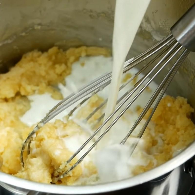 Bước 2 Khuấy bột và sữa Bánh flan chay từ bột bắp