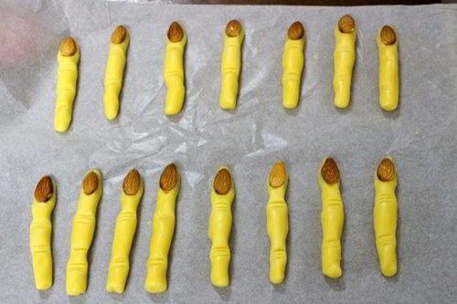 cách làm bánh quy ngón tay cho halloween 5 cách làm bánh quy ngón tay Cách làm bánh quy ngón tay rùng rợn đón Halloween cach lam banh quy ngon tay cho halloween 5
