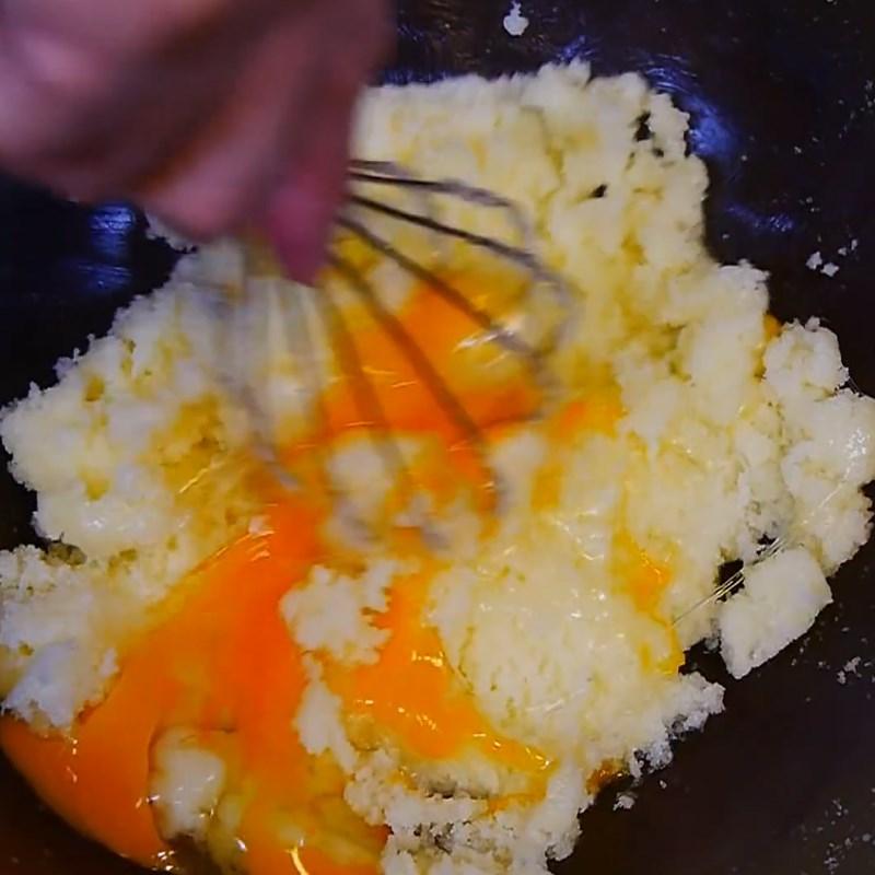 Bước 1 Trộn hỗn hợp trứng bơ và đường Bánh red velvet chết chóc