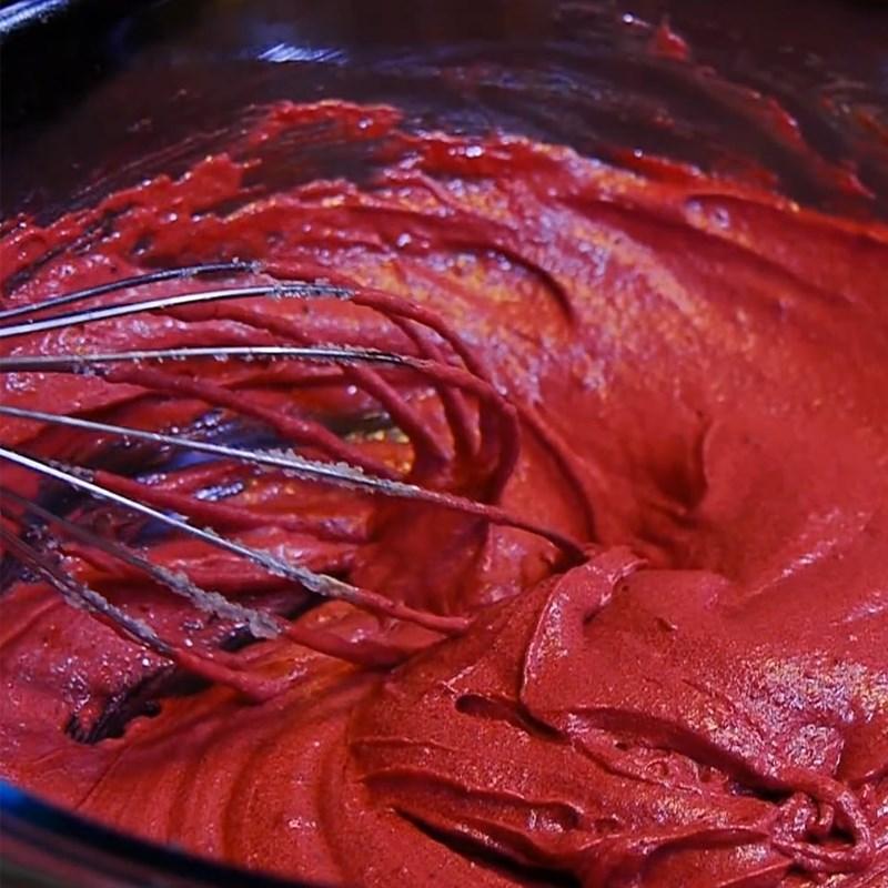 Bước 2 Trộn bột (bột cacao, màu đỏ, cake flour, sữa) Bánh red velvet chết chóc