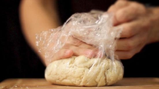 cho bột bánh vào túi nilon