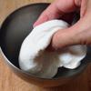 Trong lúc chờ đậu đỏ chín, chúng ta bắt đầu làm bánh mochi. Trước hết, trộn bột nếp và bột mì lẫn vào nhau. Sau đó, thêm nước, nhào bột đến khi mềm, dẻo và không dính tay.