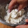 Trong khi hóng đậu đỏ lòm chín, tất cả chúng ta chính thức thực hiện bánh mochi. Trước không còn, trộn bột nếp và bột mì lộn vô nhau. Sau cơ, tăng nước, nhào bột cho tới khi mượt, mềm và ko bám tay.