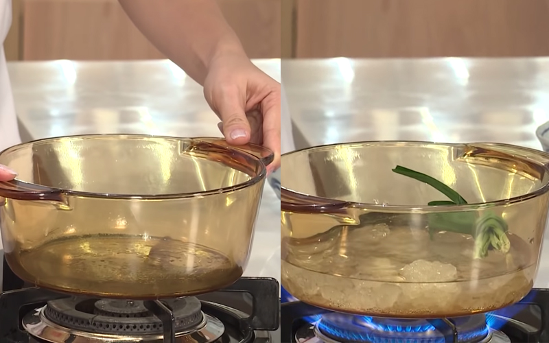 Nấu nước đường với đường phèn và lá dứa