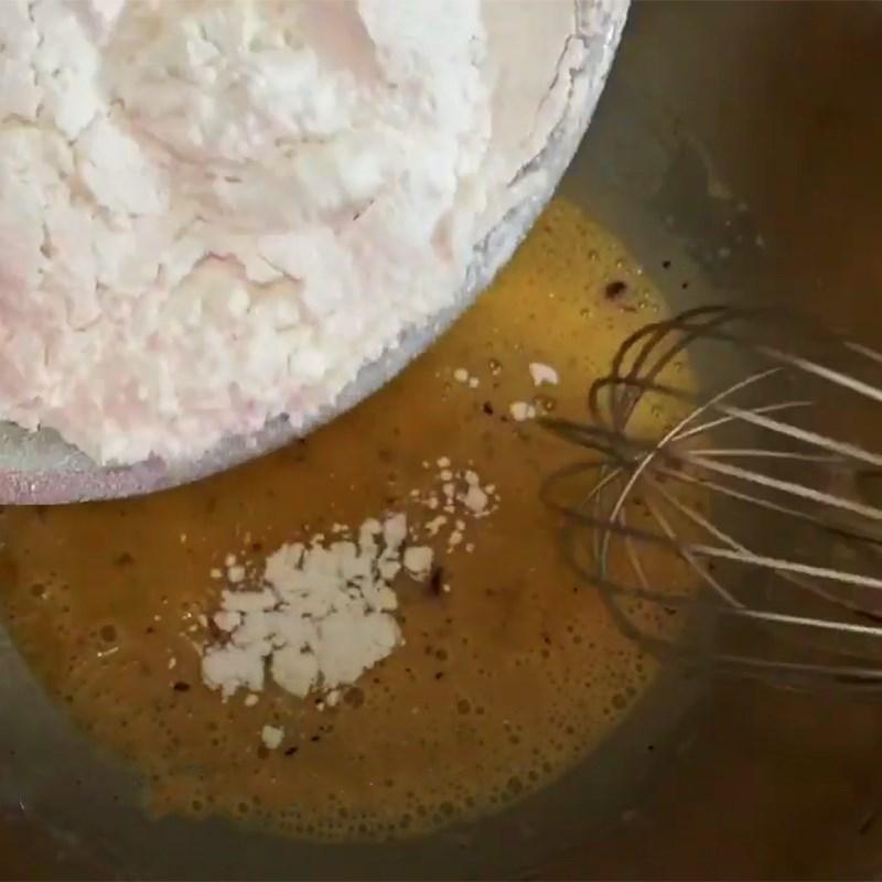 Bước 3 Trộn láo thích hợp lòng đỏ au trứng Bánh chiffon vải vóc hoa hồng