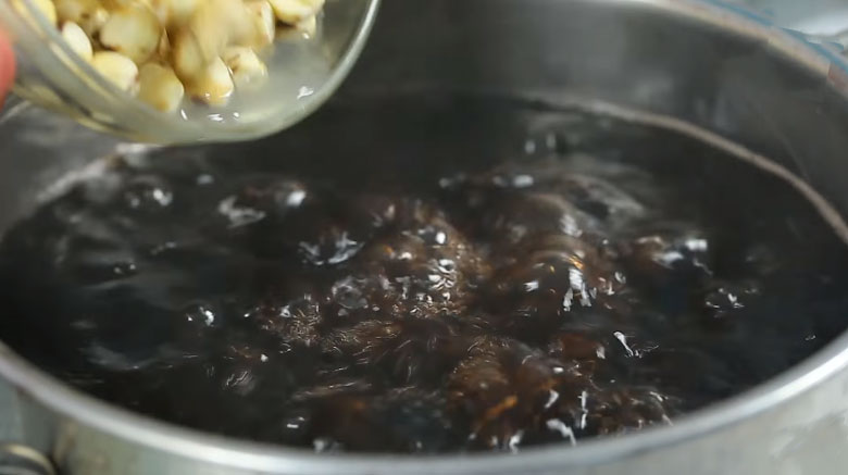 Cách nấu chè đậu đen hạt sen: Ninh đỗ đen và hạt sen